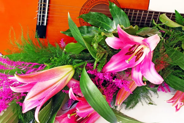 Roze lily gitaar samenstelling — Stockfoto