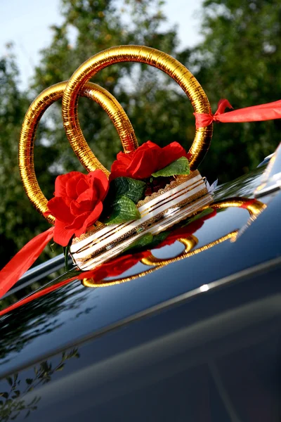 Casamentos decorativos anéis no carro Fotografia De Stock