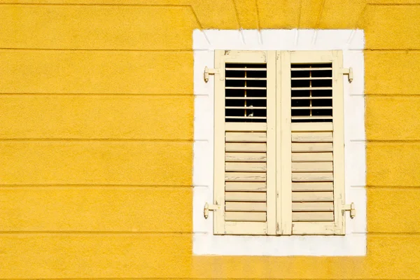 Gelbe Wand und Holzfenster — Stockfoto