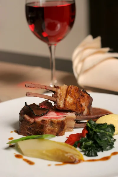 Lam maaltijd en rode wijn — Stockfoto