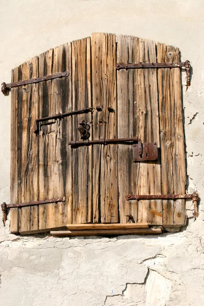 木製の窓と鉄器 — ストック写真