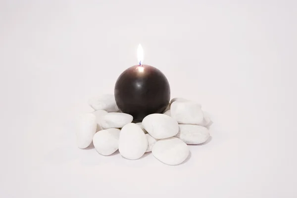 Svíčka černá s bílými kameny — Stock fotografie