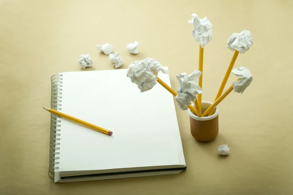 Blomma gjord av skrynkligt papper — Stockfoto