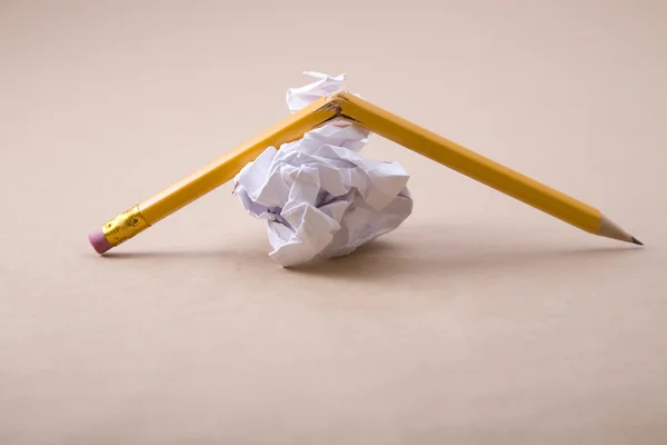 Zmačkaný papír a drcené tužka — Stock fotografie