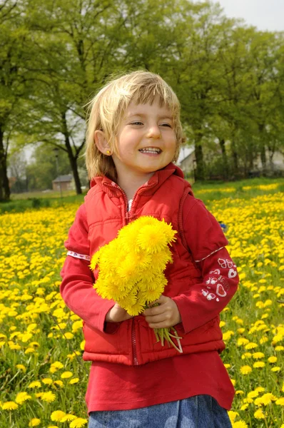 꽃을 든 소녀 — 스톡 사진