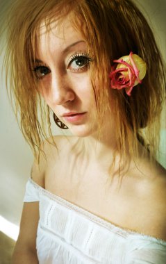 Saçında rose ile güzel kız