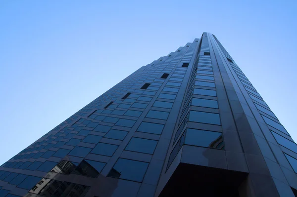 摩天大楼城市对蓝蓝的天空 — 图库照片