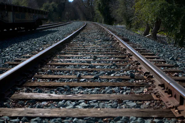 Miller πάρκο σιδηροδρομικές γραμμές μακριά σε σκούρο παιχ — Φωτογραφία Αρχείου