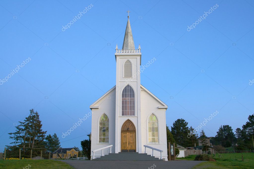 Pequeña iglesia fotos de stock, imágenes de Pequeña iglesia sin royalties |  Depositphotos