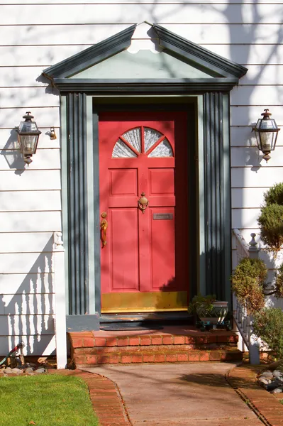 Czerwone drzwi wejściowe — Zdjęcie stockowe