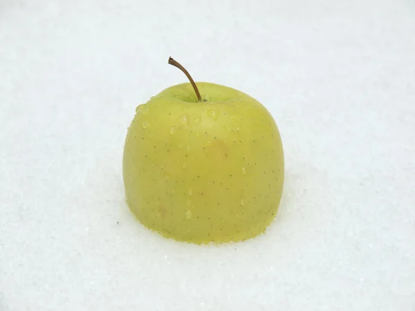 Яблоко на снегу — стоковое фото