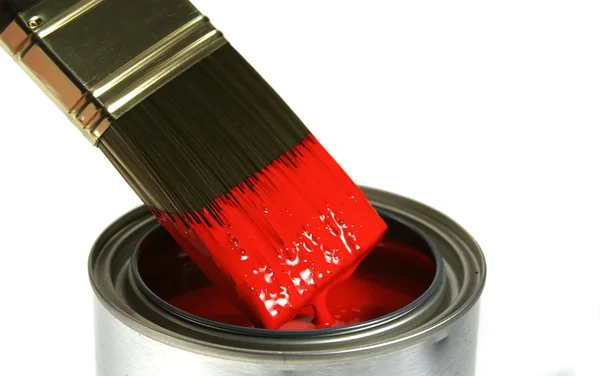 Pensel doppad i röd färg — Stockfoto
