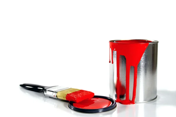 Um balde de tinta vermelha e escova — Fotografia de Stock