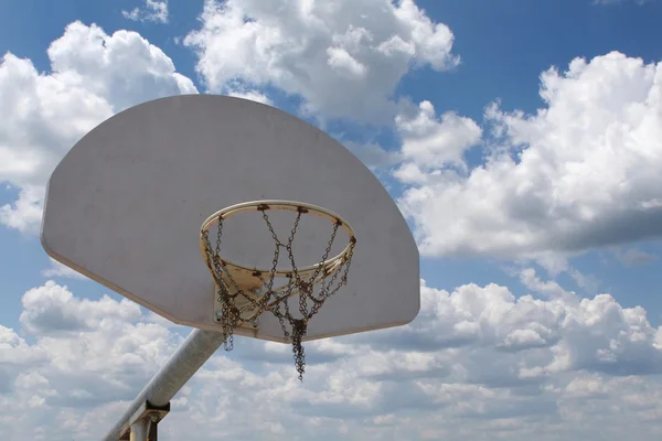 Un cerchio da basket con un backgound cielo Foto Stock