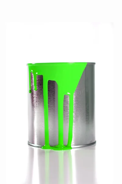 Un secchio di vernice verde disordinato Foto Stock Royalty Free