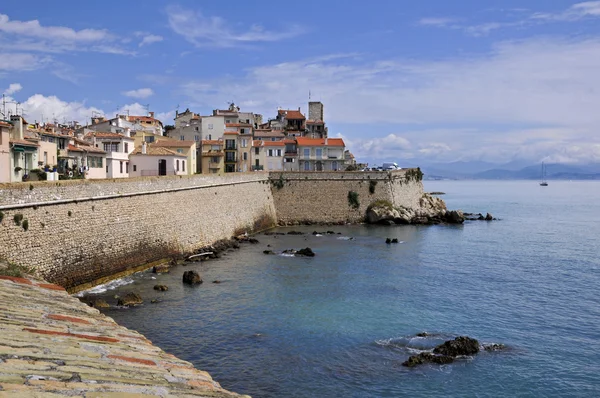 Meer und Stadt Antibes in Frankreich — Stockfoto