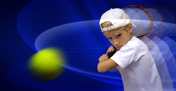De jongen speelt tennis Rechtenvrije Stockfoto's