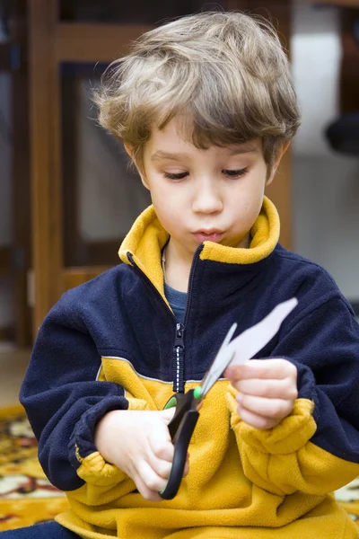 Хлопчик і ножиці — стокове фото