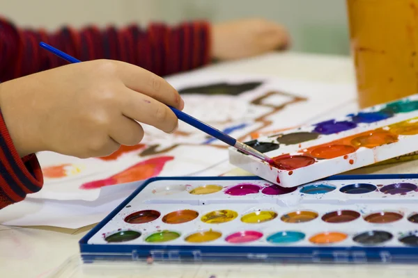 Niños pintan —  Fotos de Stock