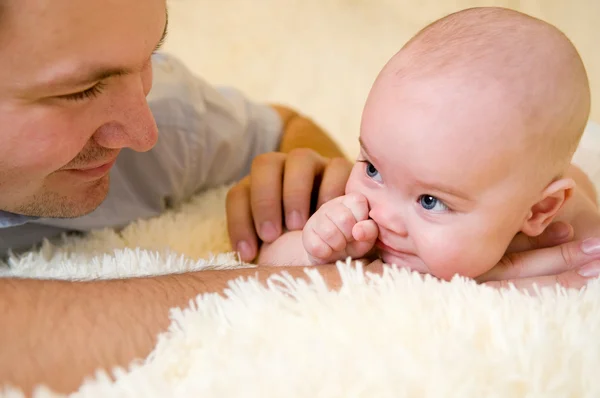 Baby med pappa — Stockfoto