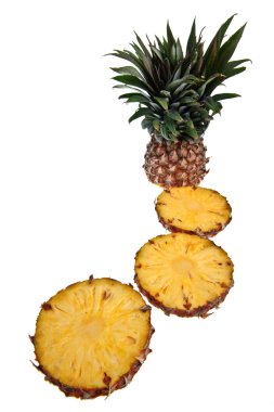 Beyaz bir arka plan ananas kesme