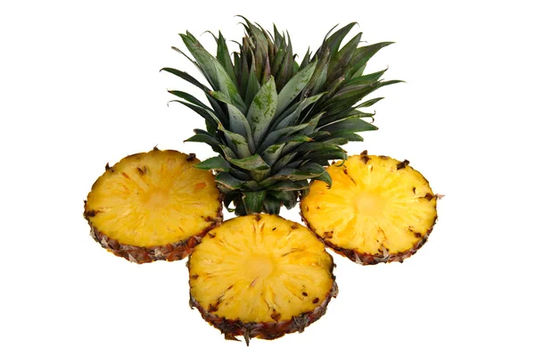 Snijd de ananas tegen een witte achtergrond — Stockfoto