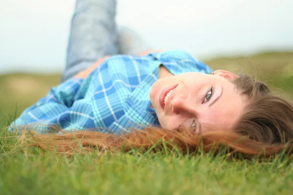 La fille sur une herbe — Photo