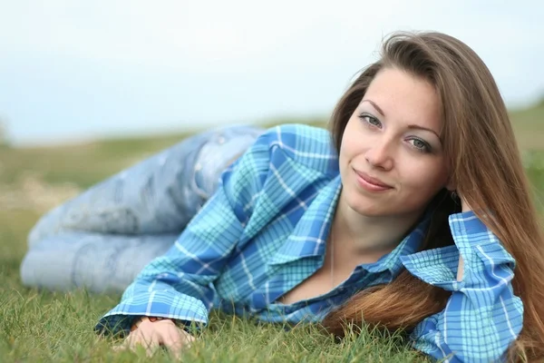 Das schöne Mädchen auf dem Gras — Stockfoto