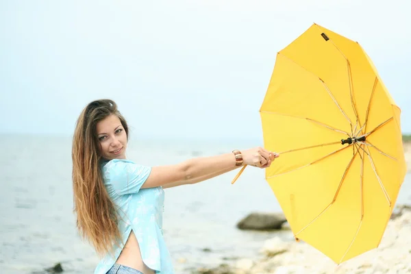 Flickan med ett paraply — Stockfoto