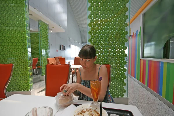 Chica en la cafetería interior — Foto de Stock