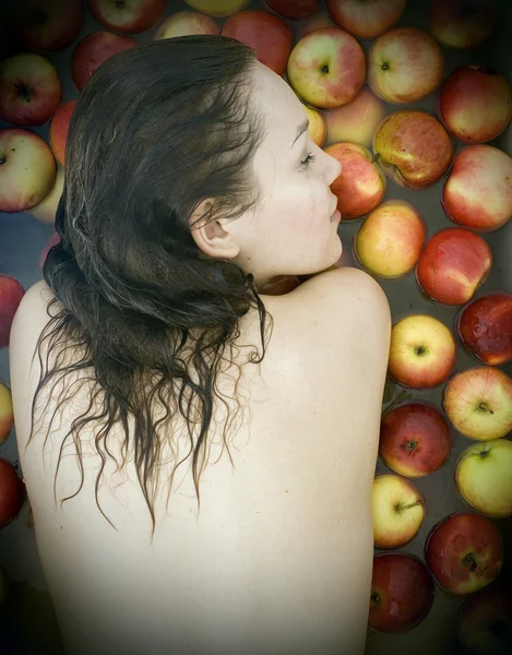 Meisje in appels — Stockfoto