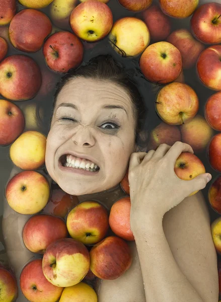 Menina em maçãs — Fotografia de Stock