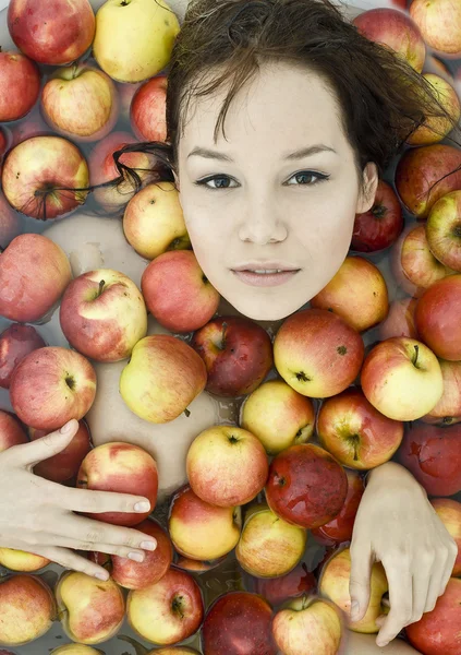 Mädchen in Äpfeln — Stockfoto