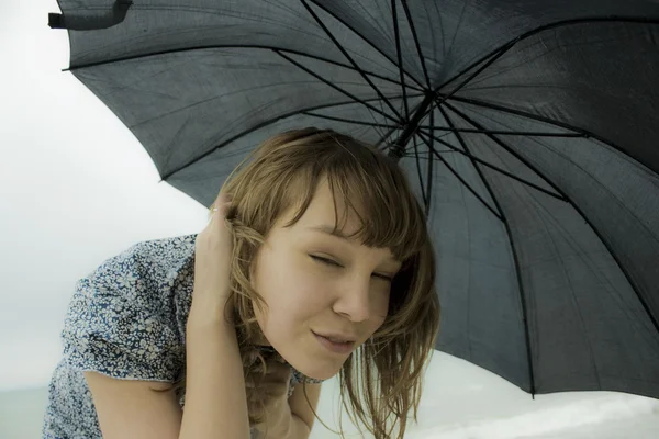 少女と傘 — ストック写真
