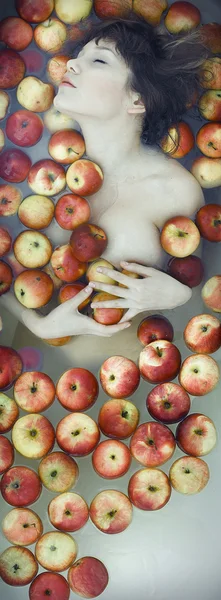 Meisje in appels — Stockfoto