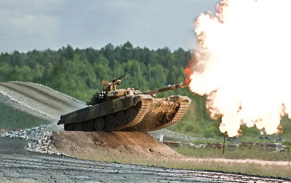 Стрельба по русскому танку — стоковое фото