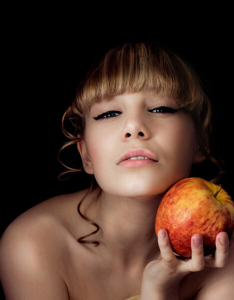 Девушка с яблоком
