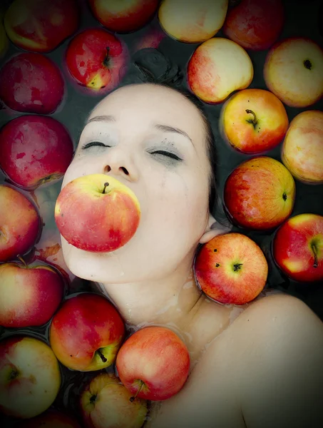 Menina em maçãs — Fotografia de Stock