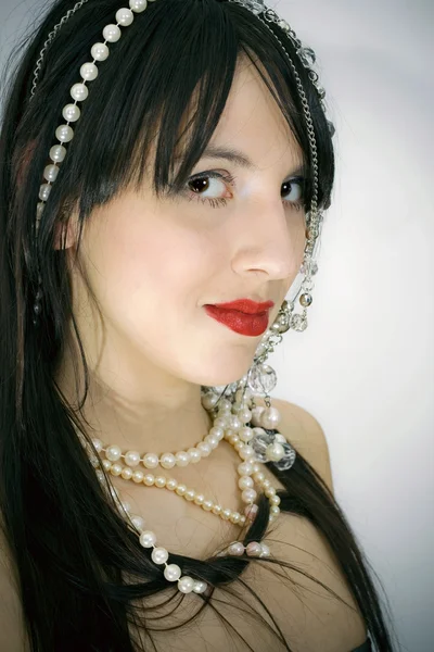 Flicka med pärlor — Stockfoto