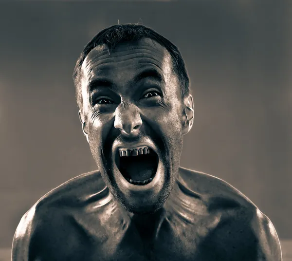 Кричащий грязный человек — стоковое фото