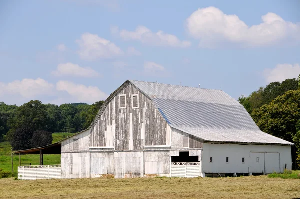 Stará bílá stodola — Stock fotografie