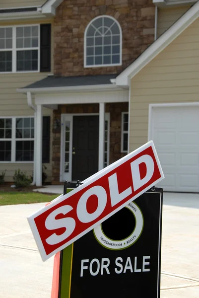 Işareti önünde güzel bir yeni ev sattı — Stok fotoğraf