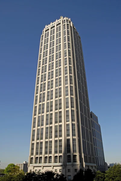 Высотное офисное здание — стоковое фото