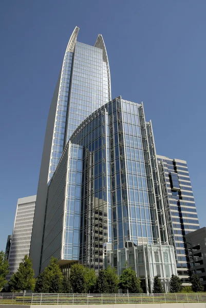 Высотное офисное здание — стоковое фото