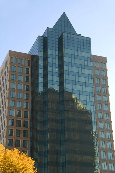 Highrise budynku biurowego — Zdjęcie stockowe
