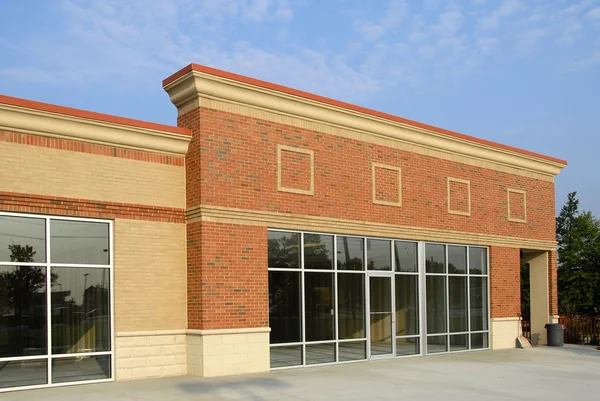Novo edifício comercial — Fotografia de Stock