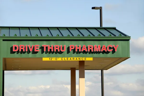 Guidare attraverso la farmacia — Foto Stock