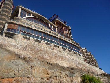 Gran Canaria kayalıkların üstünde otel.