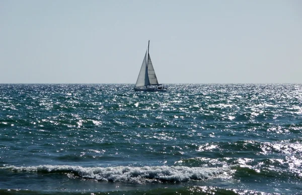 Sail Boat In Sea On Brighton Coast — Stock Photo, Image