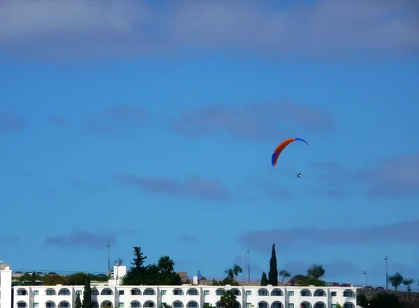 Paraquedistas sobre apartamentos — Fotografia de Stock